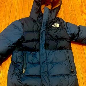 Boys size Small 7/8 navy north face fleece lined parka.